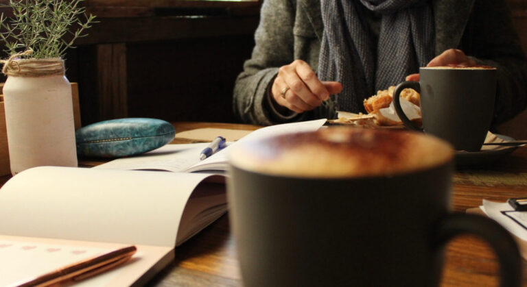 Stres a neefektivita ručního papírování – přesně to, co spolehlivě eliminuje program pro restaurace Syrve