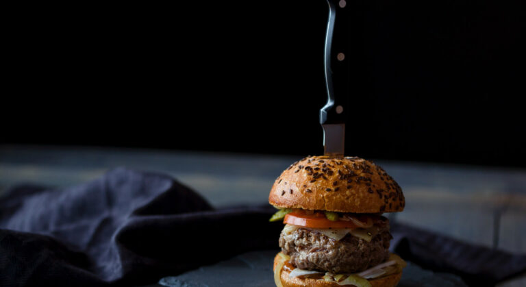 Dokonale sestavený hamburger, symbol rychlého servisu díky automatizace v baru