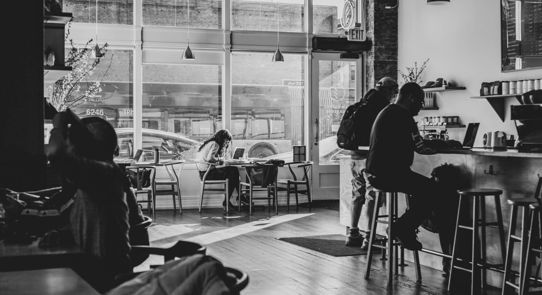 Ukázka úspěšné kavárny: plynulý servis a spokojení hosté jako přímý výsledek nasazení programu Syrve