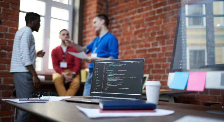 Strategická porada o implementaci CRM systému jako klíčovém nástroji pro růst a budování loajality zákazníků