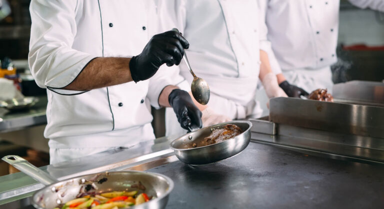 Rychlá a bezchybná příprava pokrmů, dokonale řízená program pro restaurace Syrve.