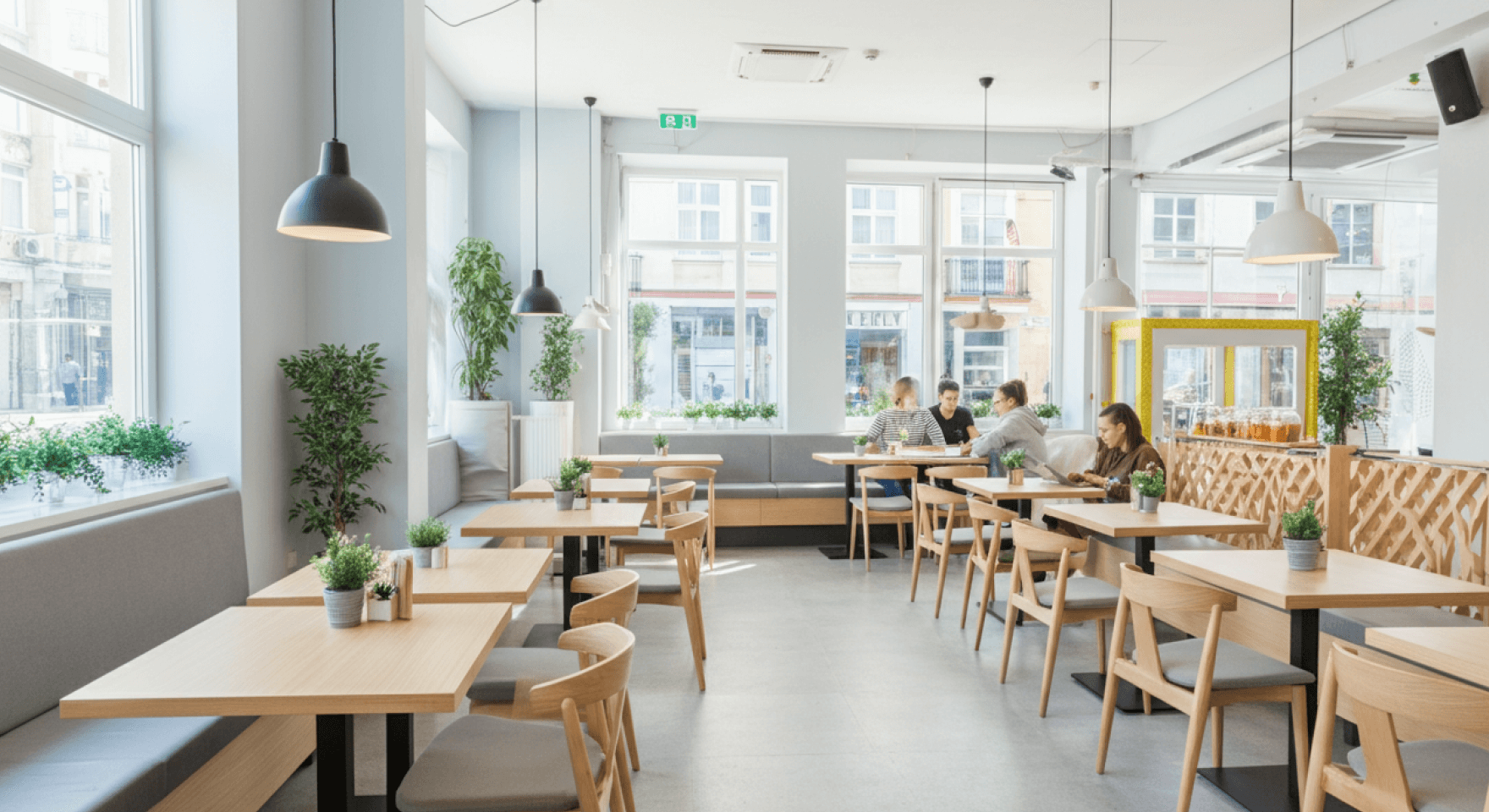 Úspěšná restaurace plná hostů, jejíž plynulý chod podporuje automatizace skladové evidence restaurace