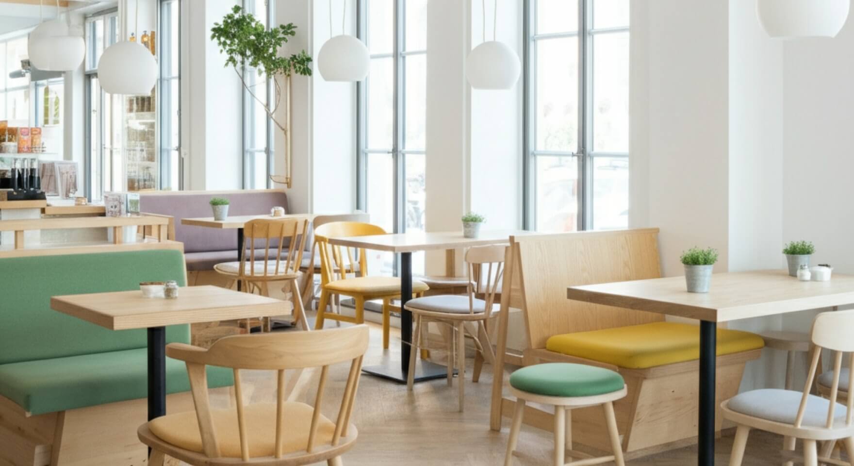 Interiér moderního podniku, kde CRM pro kavárny pomáhá udržovat pořádek a vysokou úroveň služeb