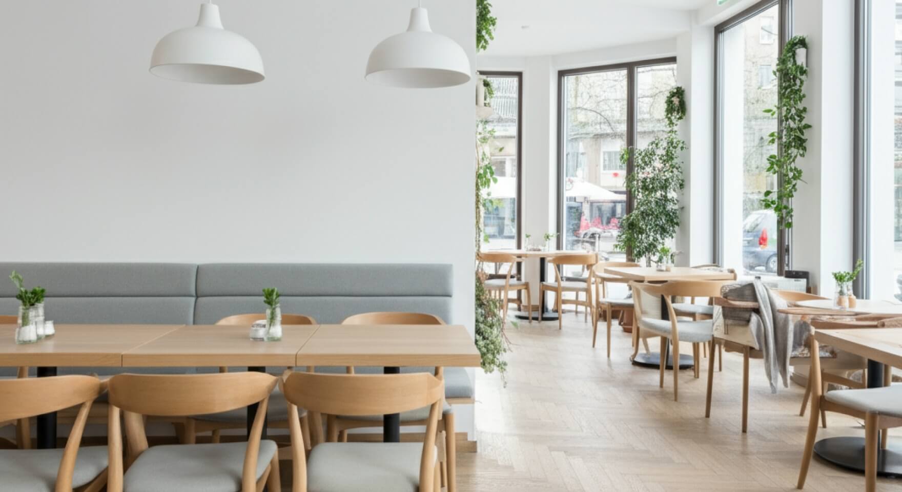 Světlý a moderní sál, kde je obsluha hostů zrychlena díky CRM pro automatizaci kavárny